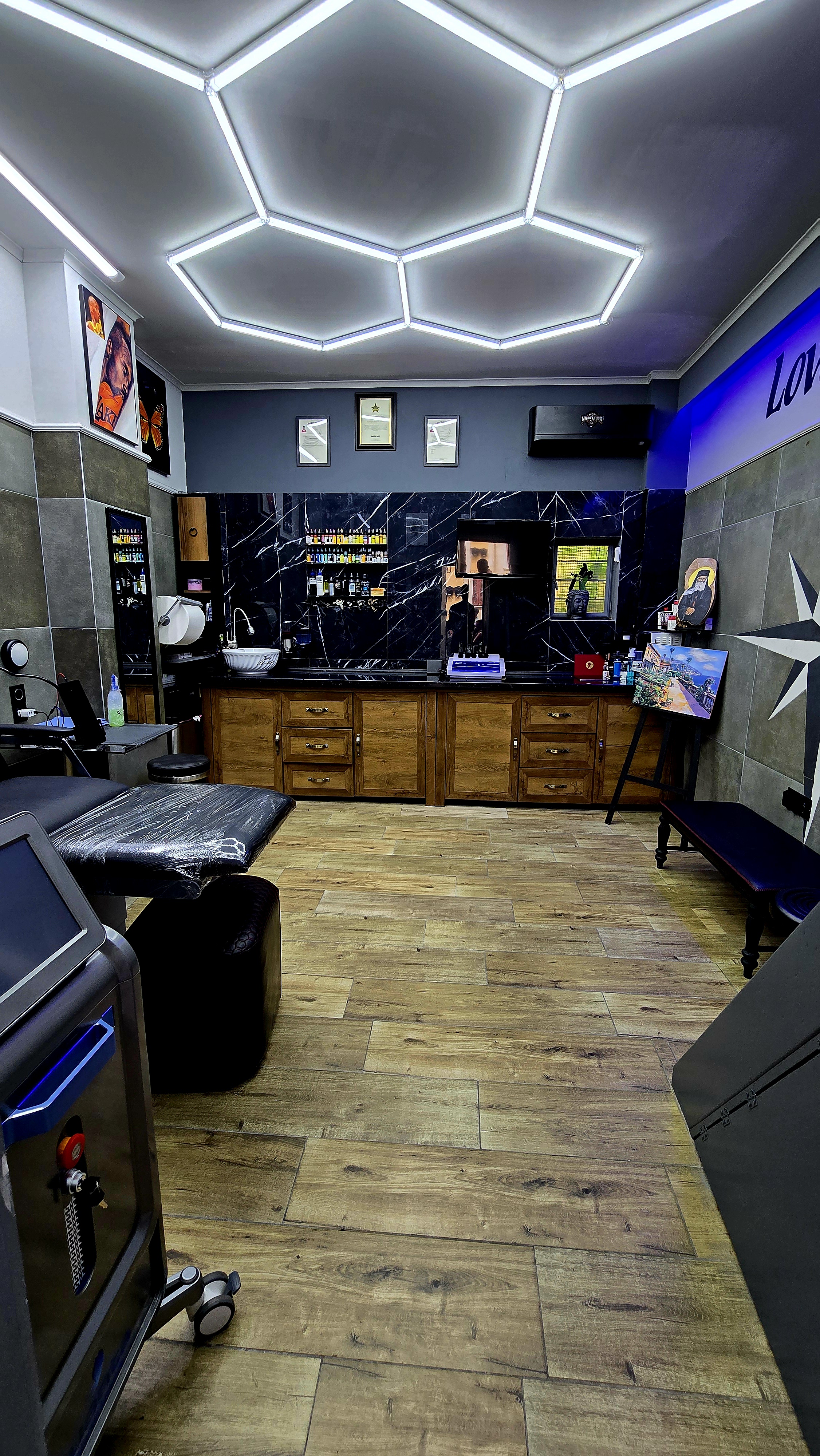 Εσωτερικό του Bloodline Tattoo Studio - Επαγγελματικός χώρος τατουάζ