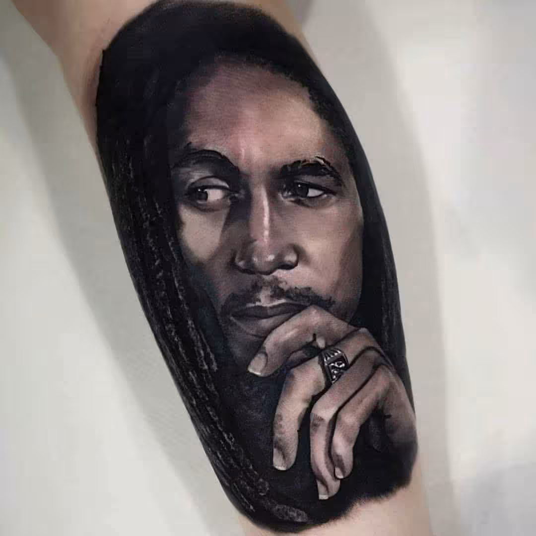 Black & Grey τατουάζ στο χερι με λεπτές λεπτομέρειες