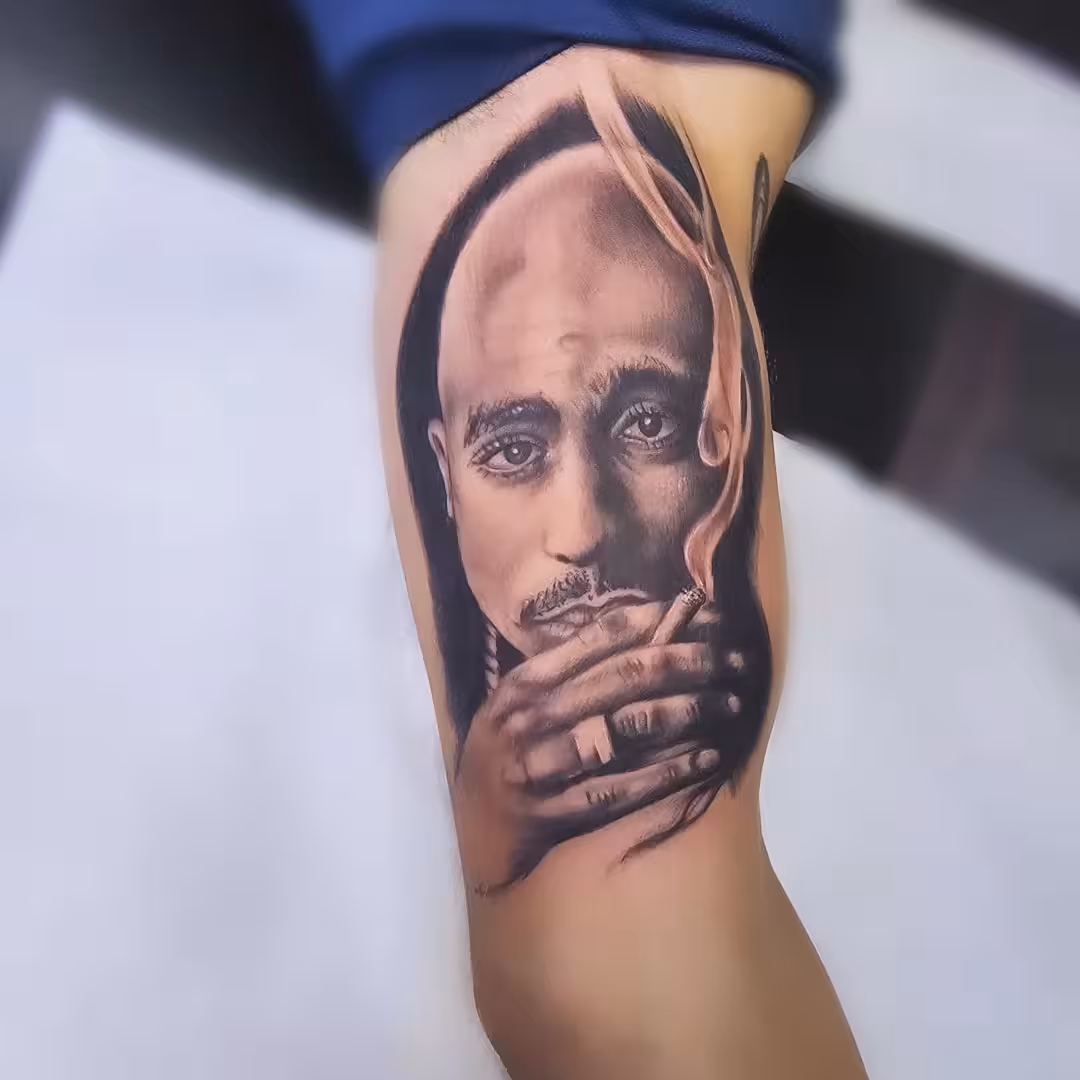 Black & Grey τατουάζ στο χερι με λεπτές λεπτομέρειες