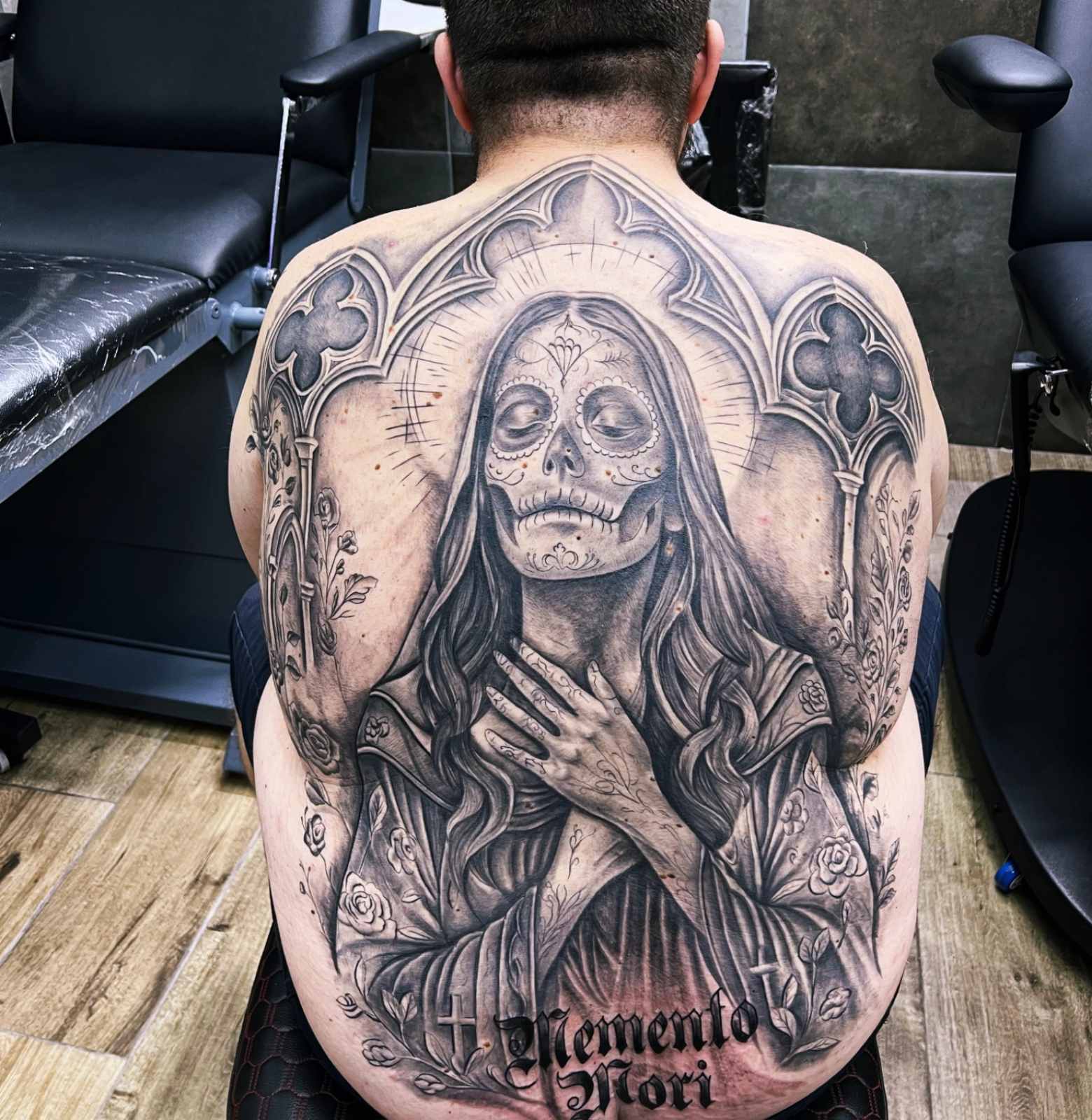 Black & Grey ρεαλιστικό τατουάζ Day of the Dead στην πλάτη