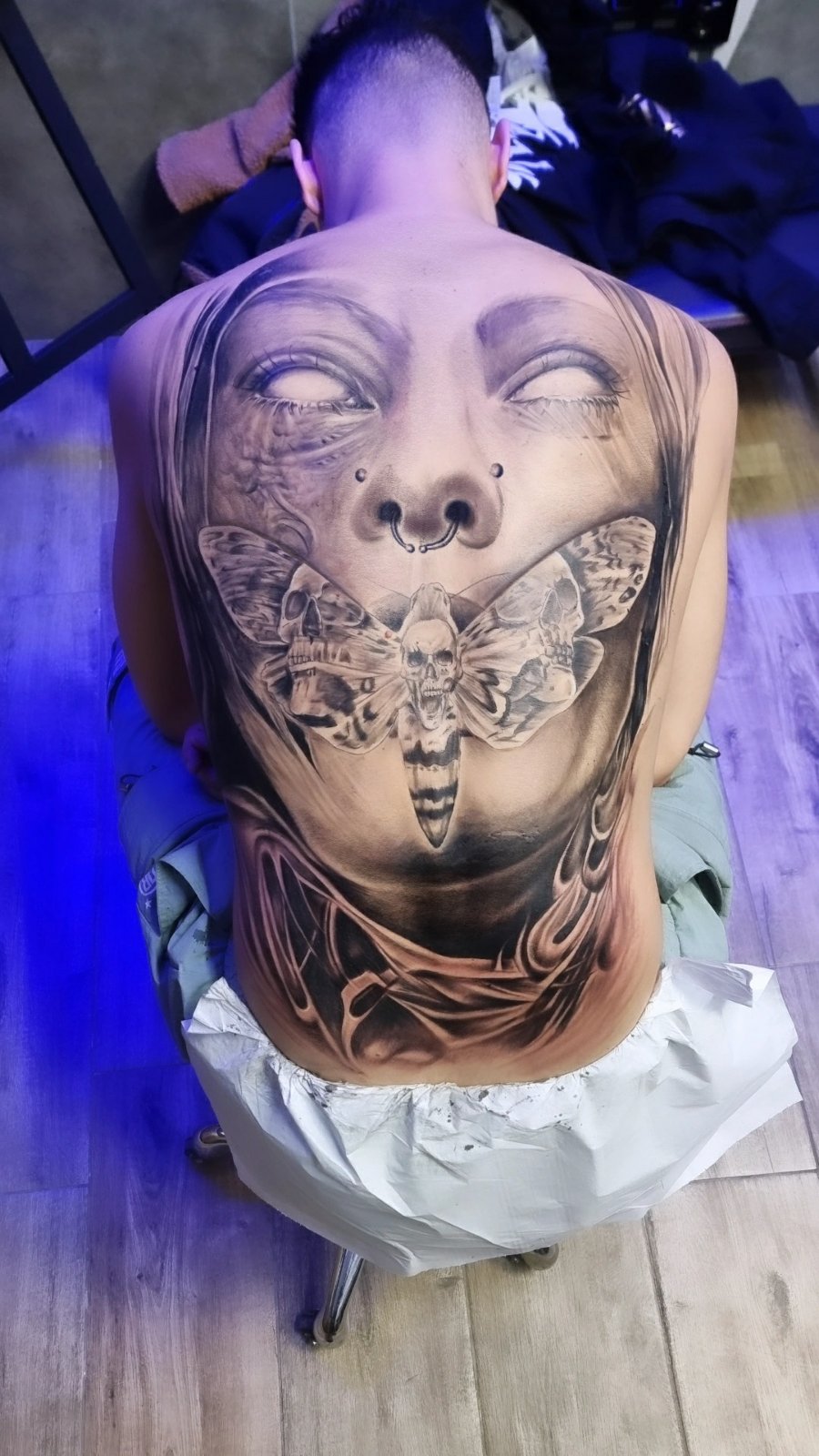 Black & Grey σουρεαλιστικό τατουάζ με πρόσωπο και πεταλούδα στην πλάτη