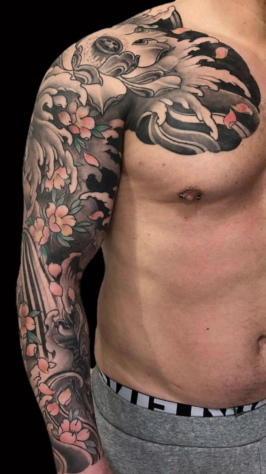 Traditional ιαπωνικό τατουάζ με κύματα και ανθισμένα κεράσια