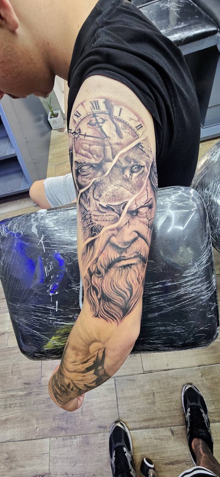 Black & Grey ρεαλιστικό λιοντάρι με ρολόι στο μπράτσο